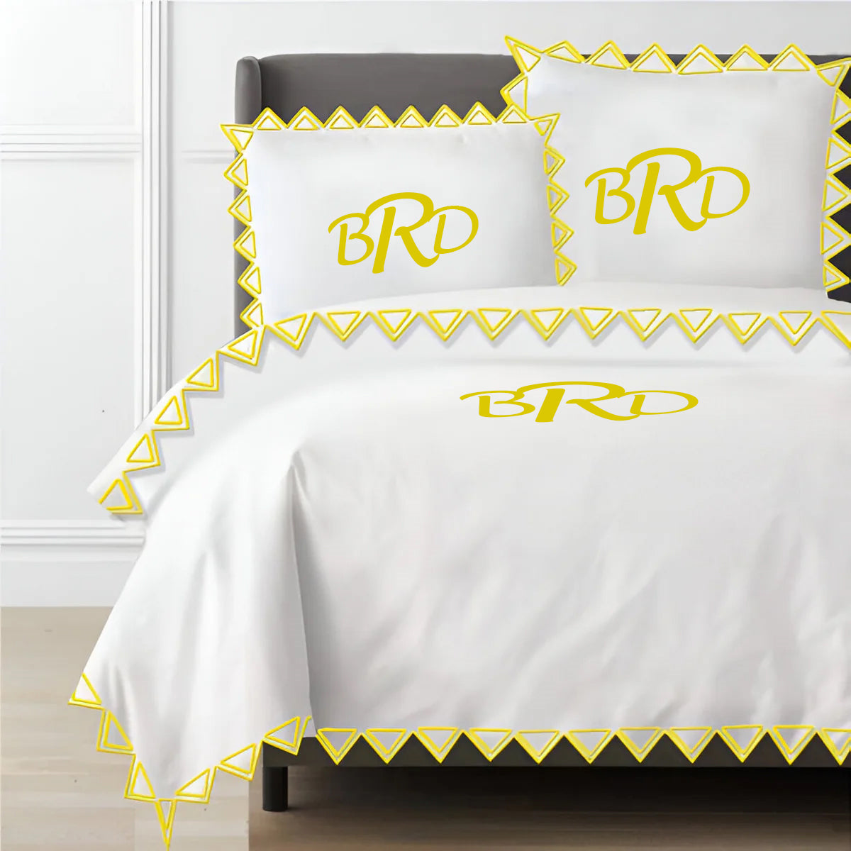Parure de housse de couette unie en satin de coton 400 fils avec broderie triangulaire Ashley de Monogram