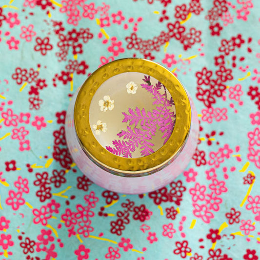Petite bougie à l'aquarelle de fleurs pressées - Mûre + Noix de coco