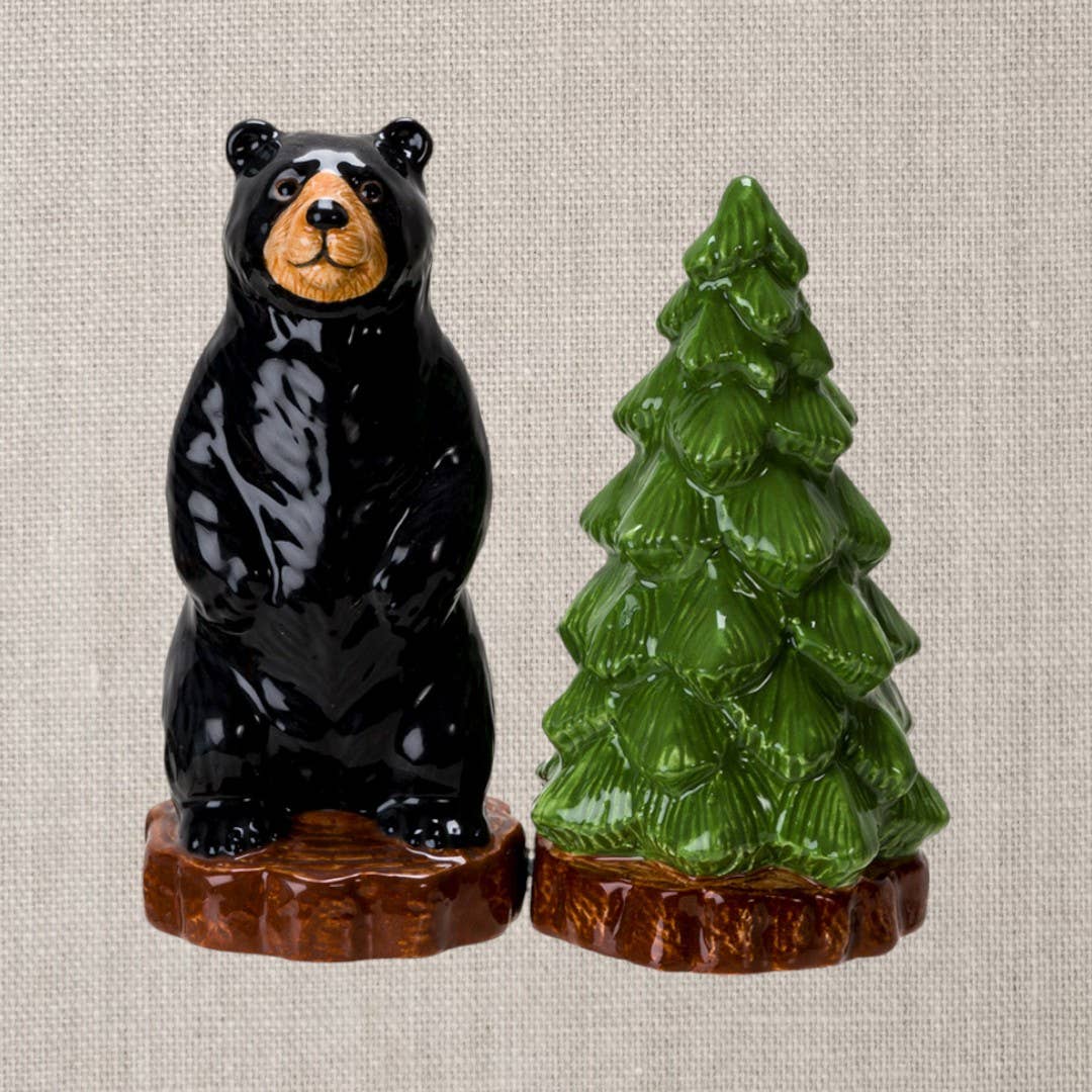 Black bear ceramic salt and pepper shaker set for rustic farmhouse kitchens, woodland dining décor and cabin-inspired tables.
