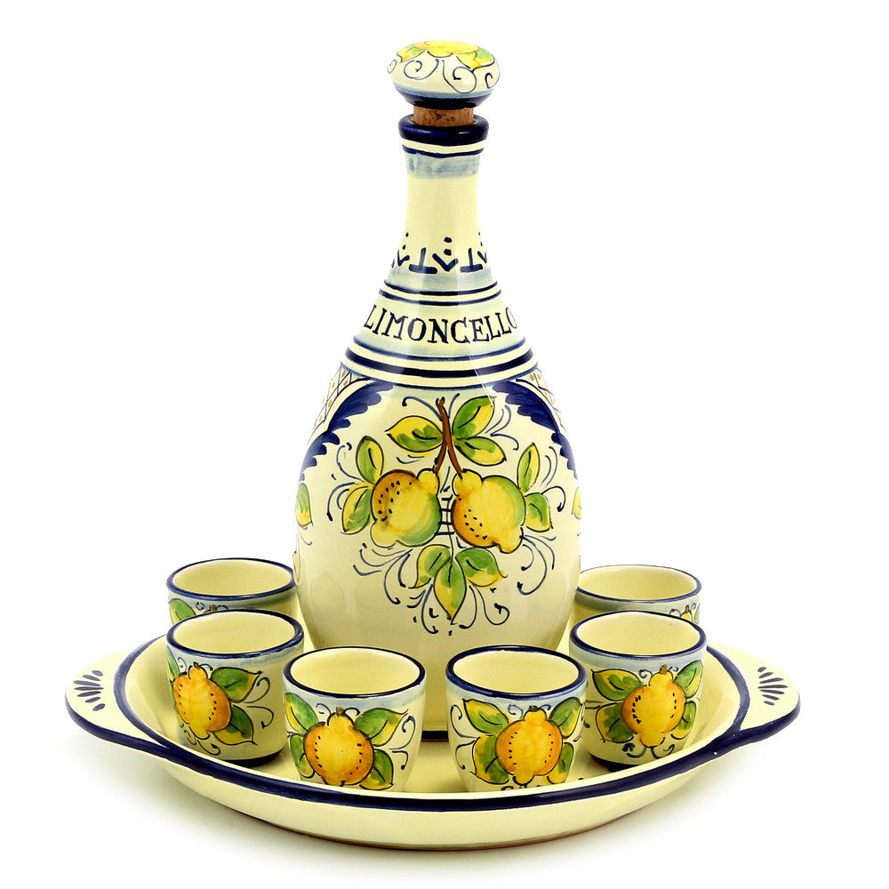 LIMONCELLO: Set da limoncello con decorazioni blu - Bottiglia con tappo, vassoio e 6 bicchierini - (Liquore al limoncello non incluso)