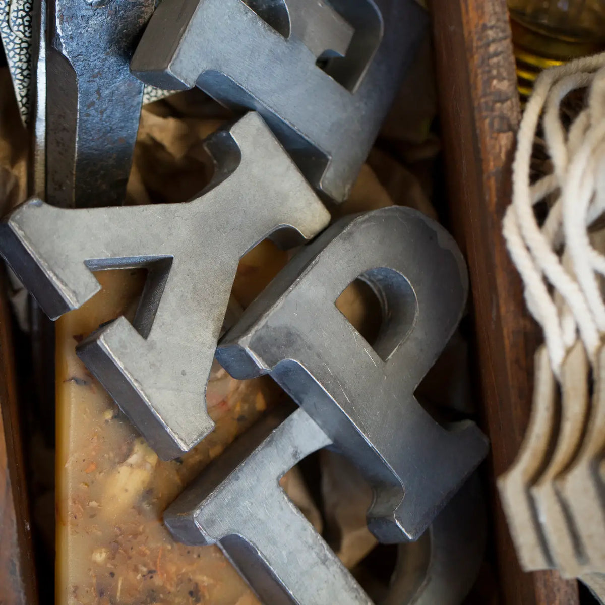 Lettera dell'alfabeto in metallo zinco