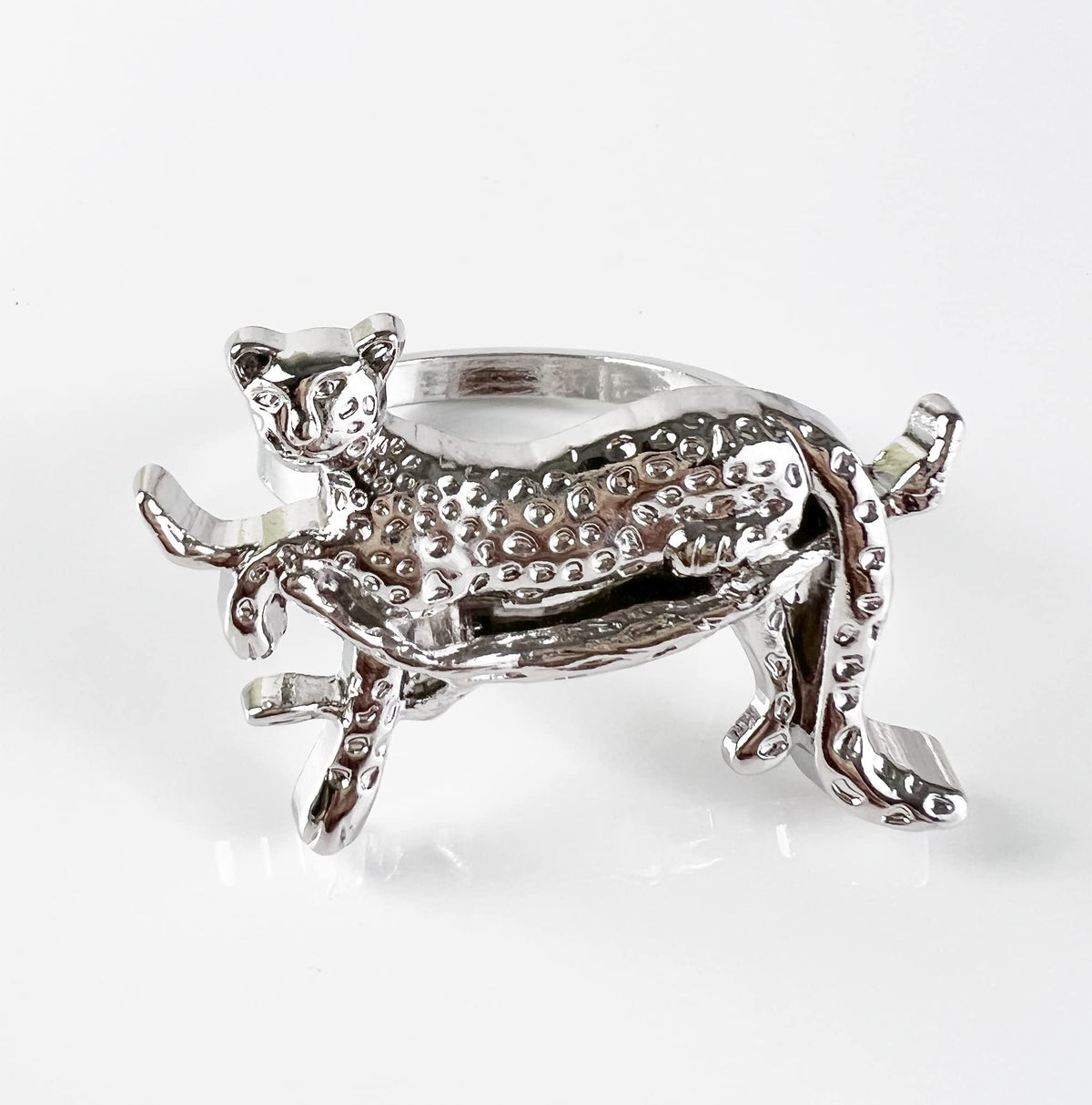 Fennco Styles Leopard Metal Napkin Rings, Set of 4 – Bronze Animal Napkin Holders for Home Décor, Dining Table, Family Gathering, Themed Party, Banquet and Special Occasion