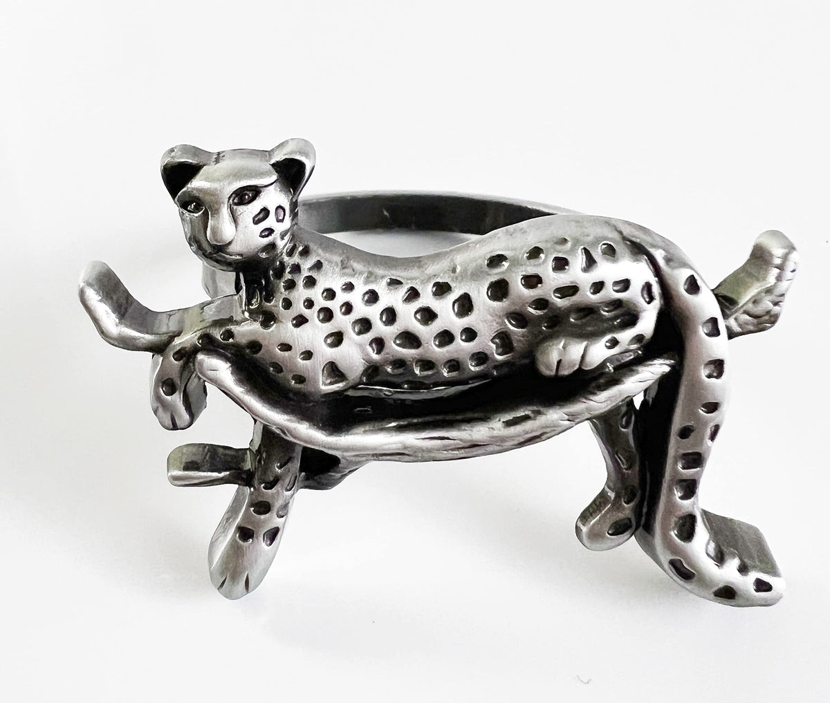 Fennco Styles Leopard Metal Napkin Rings, Set of 4 – Bronze Animal Napkin Holders for Home Décor, Dining Table, Family Gathering, Themed Party, Banquet and Special Occasion