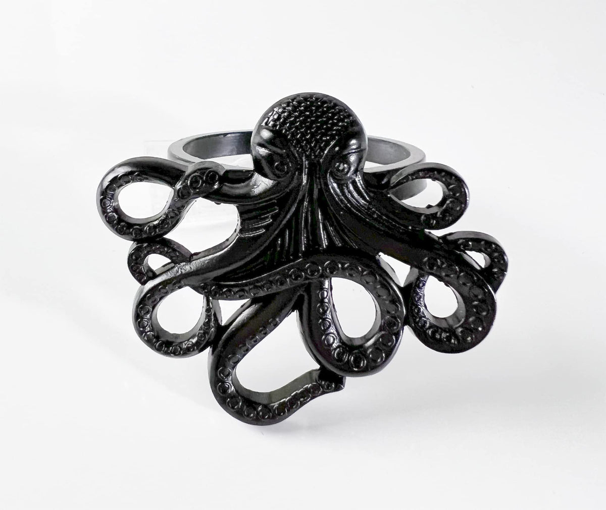 Fennco Styles Coastal Octopus Metal Napkin Rings, Set of 4 - Gold Nautical Napkin Holders for Home Décor, Dining Table, Banquets, Family Gathering and Special Occasions