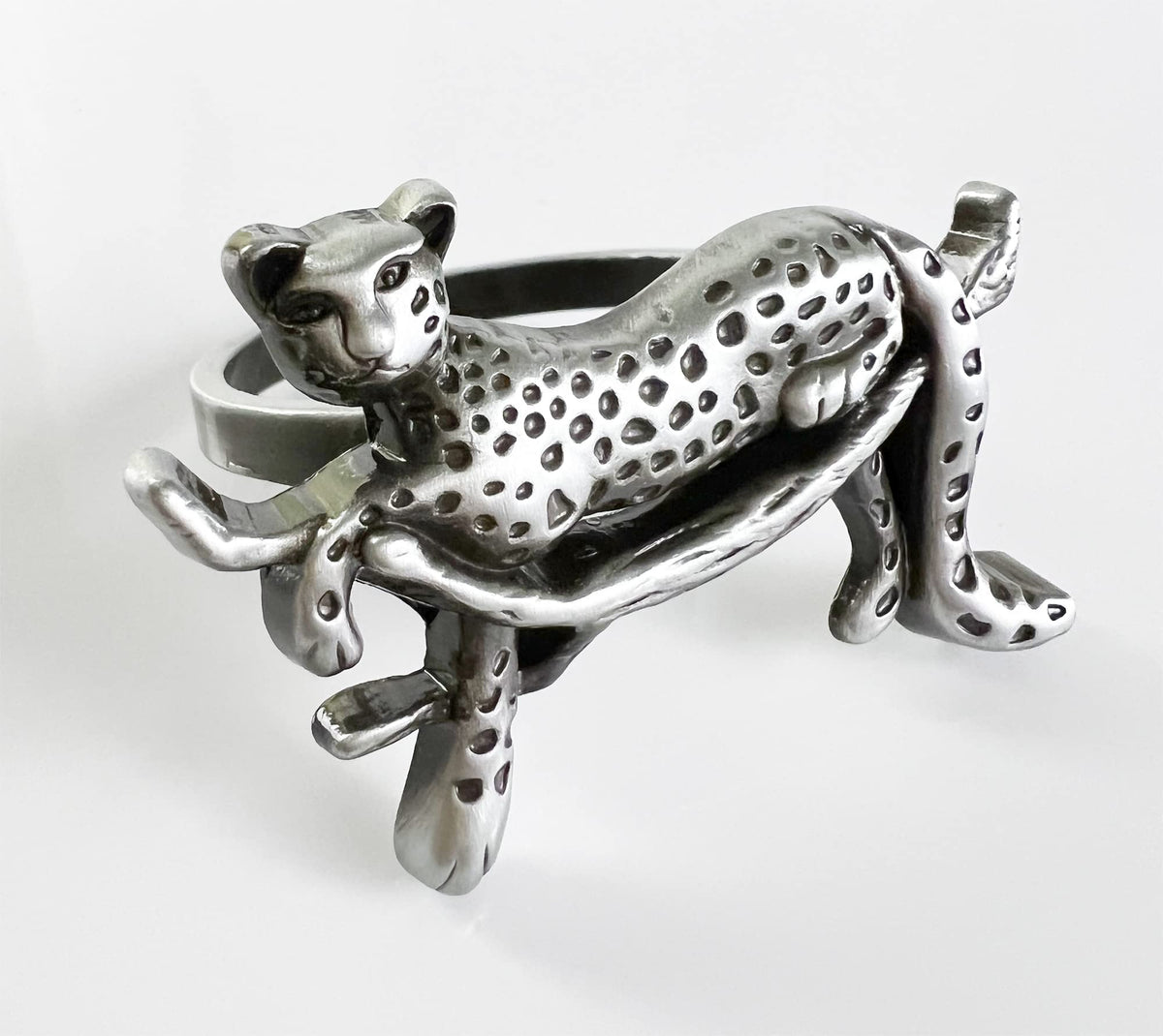 Fennco Styles Leopard Metal Napkin Rings, Set of 4 – Bronze Animal Napkin Holders for Home Décor, Dining Table, Family Gathering, Themed Party, Banquet and Special Occasion