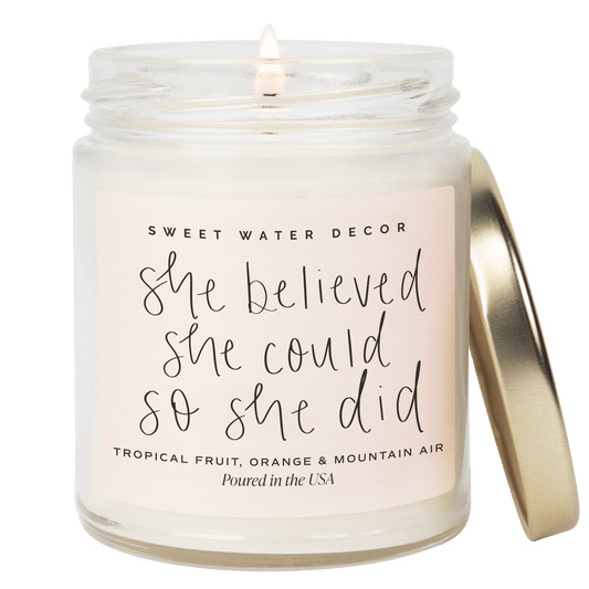 Bougie parfumée en cire de soja « She Believed She Could So She Did » - Pot transparent - 9 oz (Air des îles)