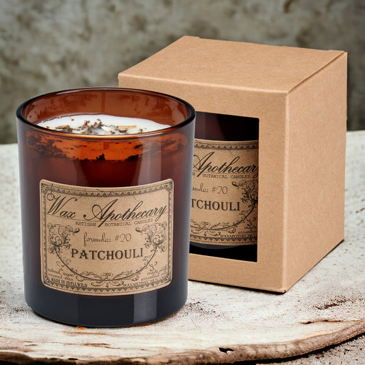 Candela artigianale al patchouli in vetro ambrato da 9 once
