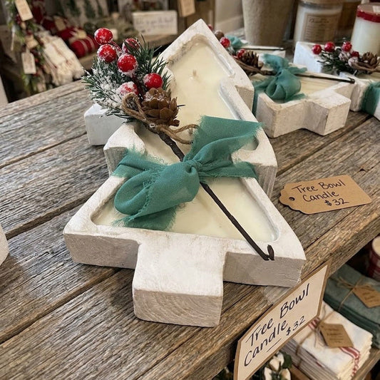 Candela a forma di albero di Natale in una ciotola di legno