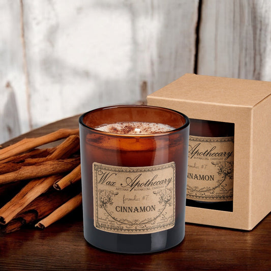 Candela artigianale in vetro ambrato alla cannella da 9 oz