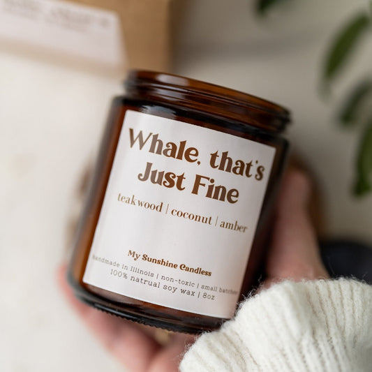 Bougie « Whale That’s Just Fine » – Bougie au soja en pot ambré de 225 g – Cadeau humoristique sur le thème de l'océan – Jolie bougie côtière