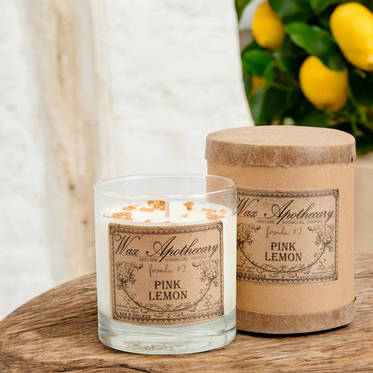 Candela botanica Pink Lemon da 7 once in bicchiere da whisky
