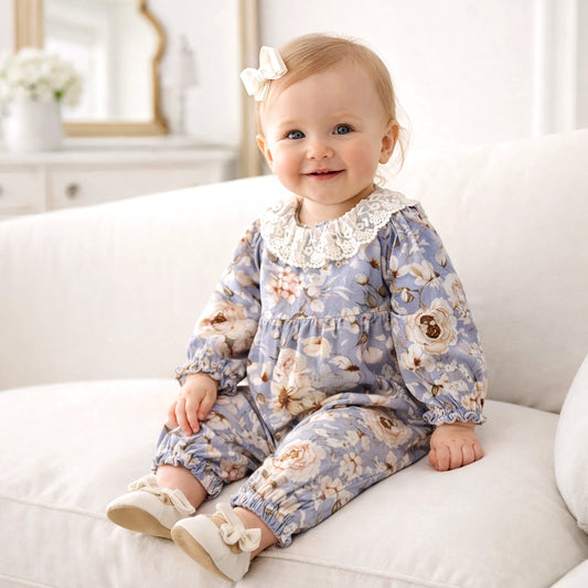 Barboteuse pour bébé en lin vintage à fleurs bleues avec col en dentelle