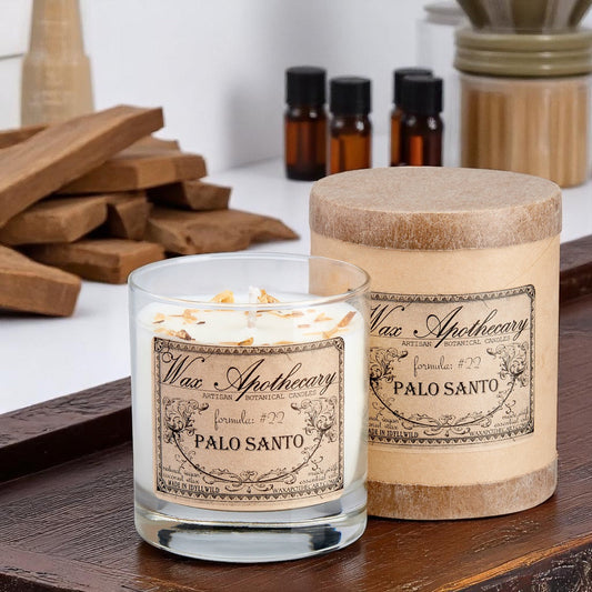 Candela botanica al Palo Santo da 7 oz in bicchiere da whisky