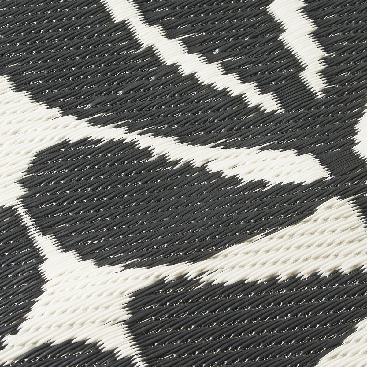 Serowe - Black & White Floral Outdoor Rug for Patio