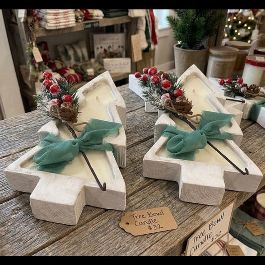 Candela a forma di albero di Natale in una ciotola di legno