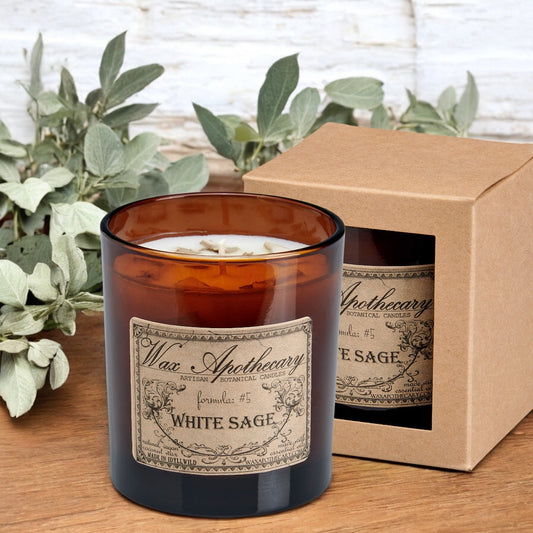 Candela artigianale in vetro ambrato alla salvia bianca da 9 once