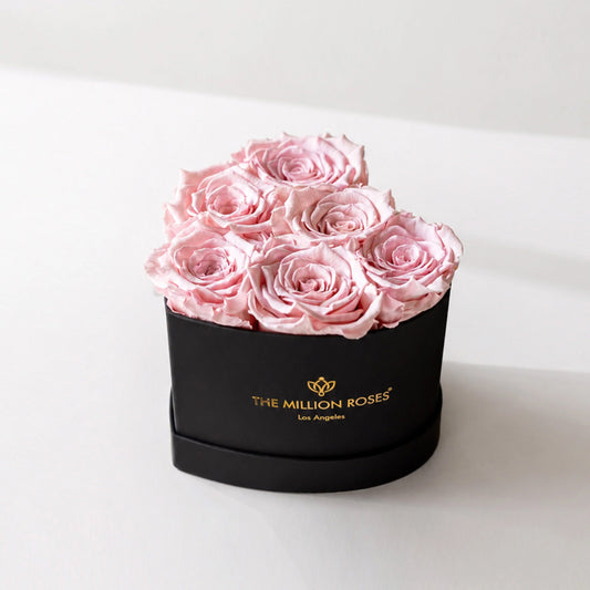 Scatola nera a forma di cuore | Rose rosa chiaro