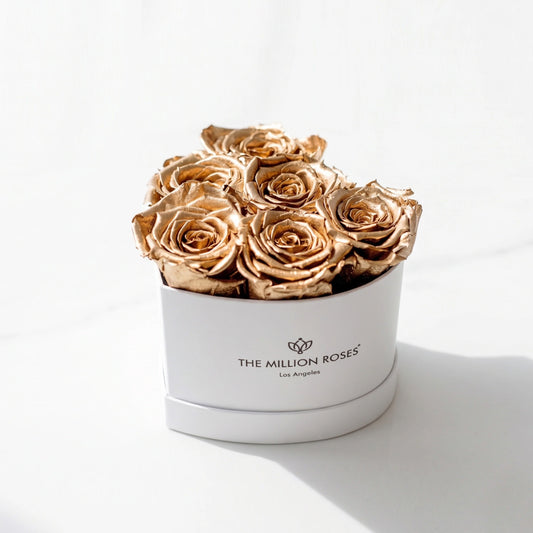 Scatola bianca a forma di cuore con rose dorate