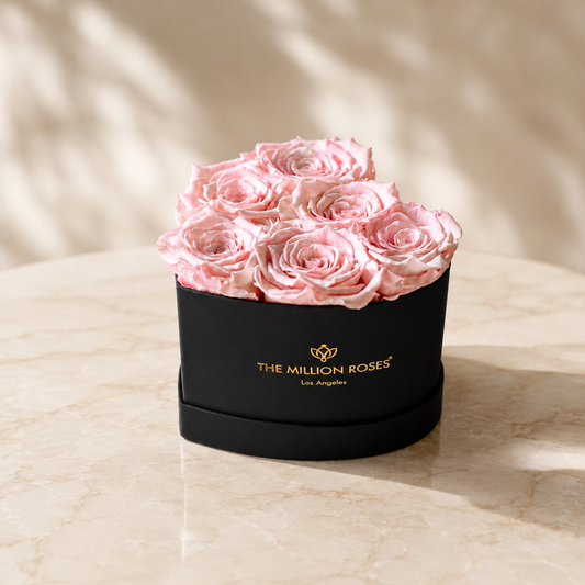 Scatola nera a forma di cuore | Rose rosa chiaro