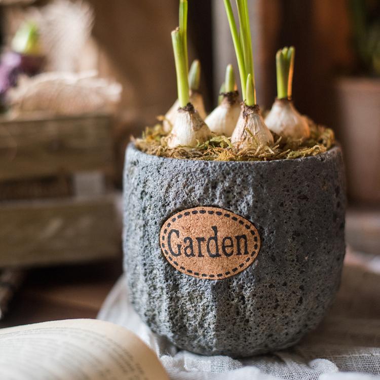 Vaso da giardino in cemento effetto pietra di piccole dimensioni