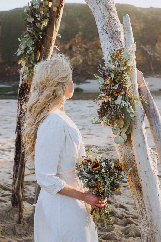 Composition florale pour arche de mariage bohème eucalyptus et tanaisie
