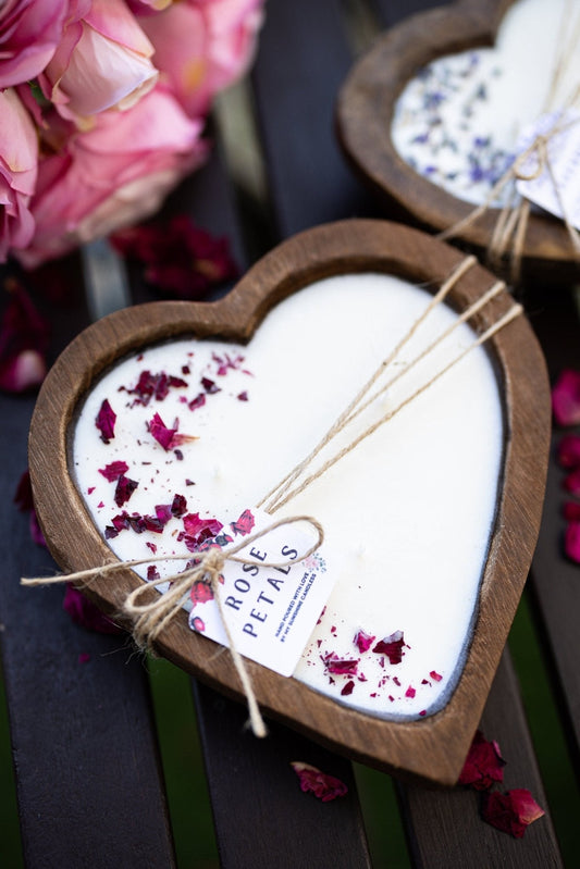 Bougie en forme de cœur dans un bol en bois | Cire de soja à la rose | Cadeau d'amour et de mariage
