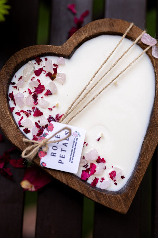 Bougie en bol en bois en forme de cœur – Cristaux et fleurs – Bougie en cire de soja à 3 mèches en coton