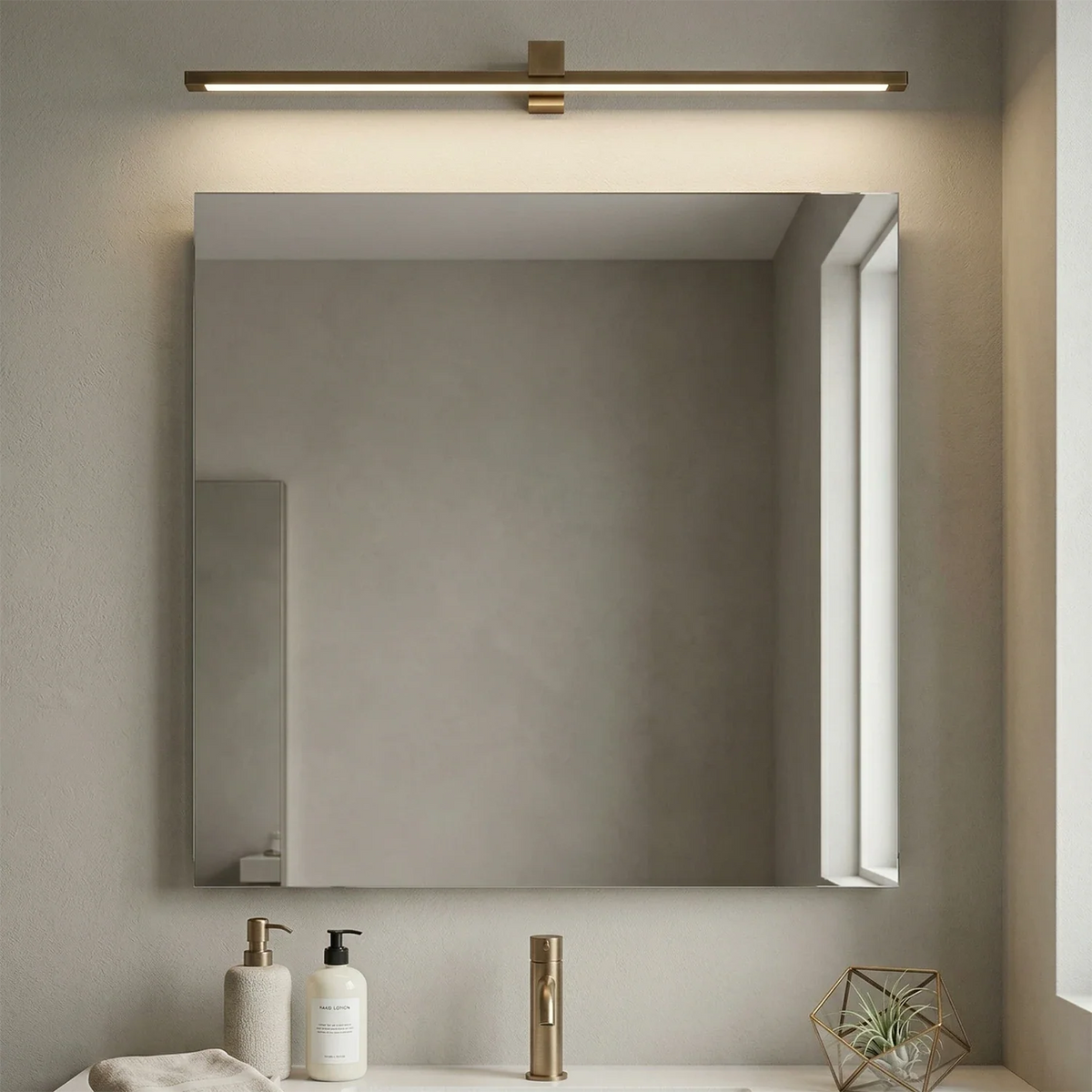 Applique murale LED linéaire en laiton Kivana