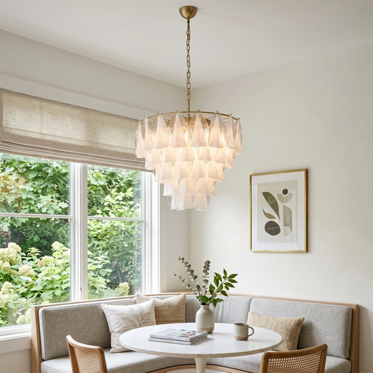 Lustre moderne à niveaux en laiton et verre