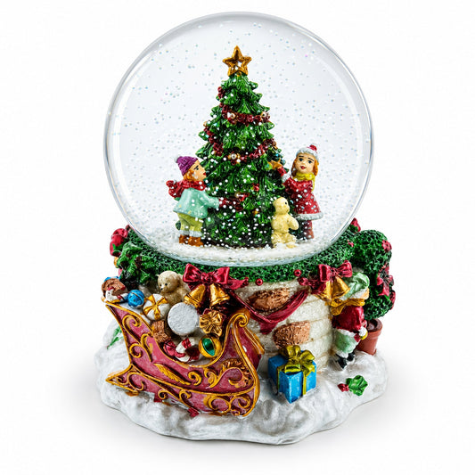 Enfants joyeux décorant un sapin de Noël : Boule à neige musicale à eau