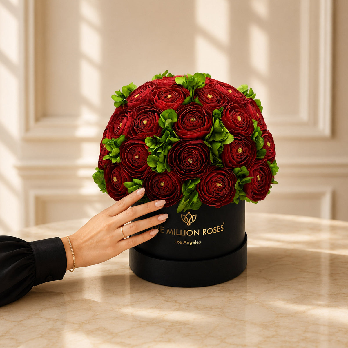 Boîte noire classique | Renoncules persanes rouges et hortensias verts