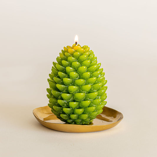Bougie signature Pomme de pin sculptée - Givre de baies d'hiver