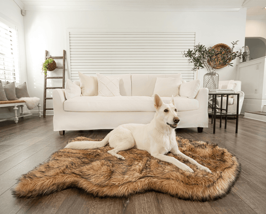 Lit orthopédique pour chien en fausse fourrure PupRug par Paw.com® - Courbe Sable Fauve