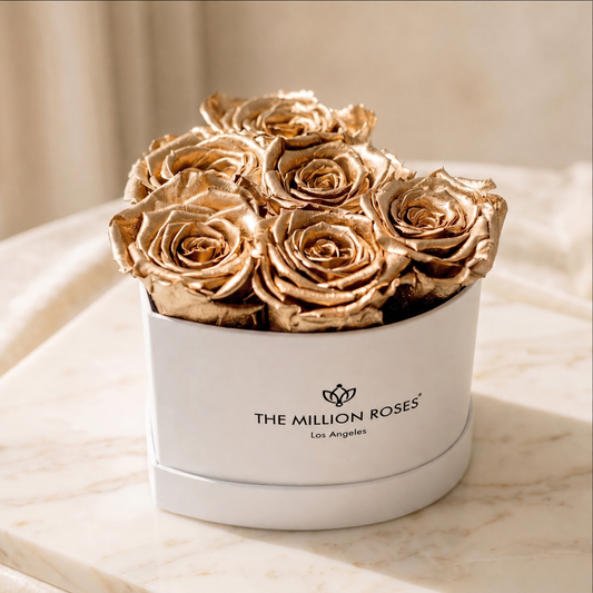 Scatola bianca a forma di cuore con rose dorate